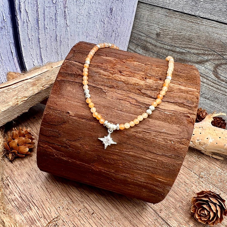 Collier perles femme GLOW ME, HONEY – perles d’aventurine orange facettées, & pendentif étoile du Nord pavée de zircons en argent 925 – bijoux fait main en argent 925 | Pitch & Néo