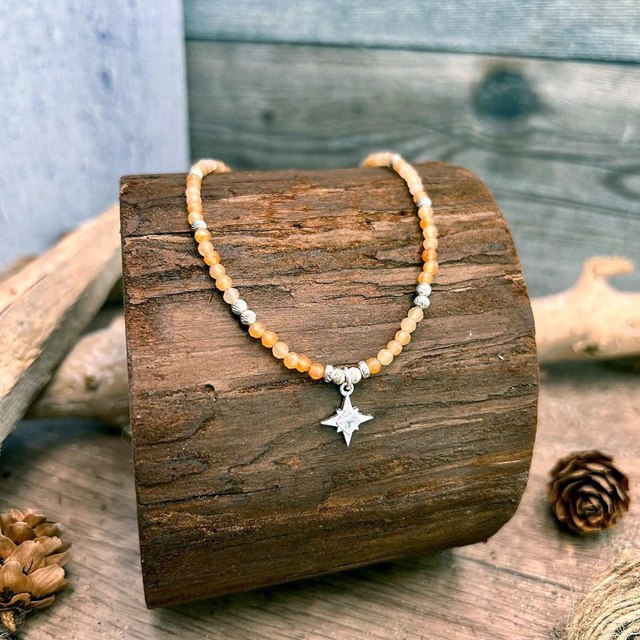 Collier perles femme GLOW ME, HONEY – perles d’aventurine orange facettées, & pendentif étoile du Nord pavée de zircons en argent 925 – bijoux fait main en argent 925 | Pitch & Néo