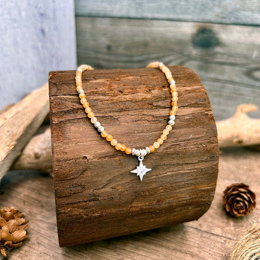 Collier perles femme GLOW ME, HONEY – perles d’aventurine orange facettées, & pendentif étoile du Nord pavée de zircons en argent 925 – bijoux fait main en argent 925 | Pitch & Néo