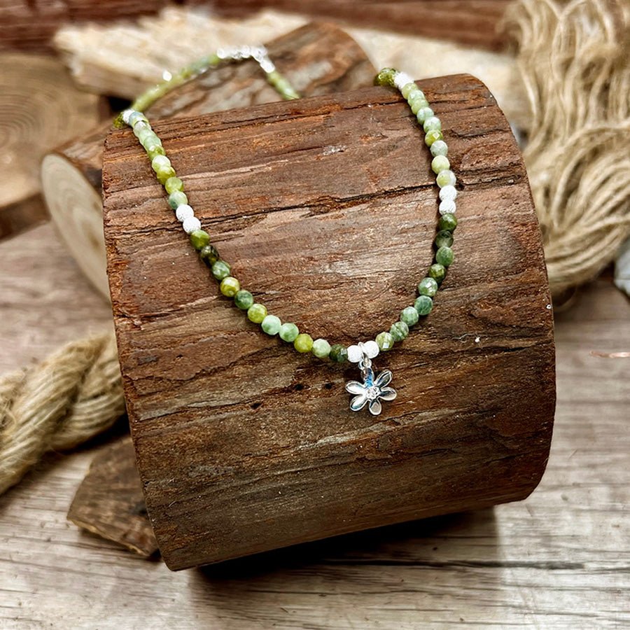 Collier perles femme GREEN IS A MOOD, HONEY! – perles de tourmaline verte dégradée, pendentif fleur et argent 925 – bijoux fait main en argent 925 | Pitch & Néo