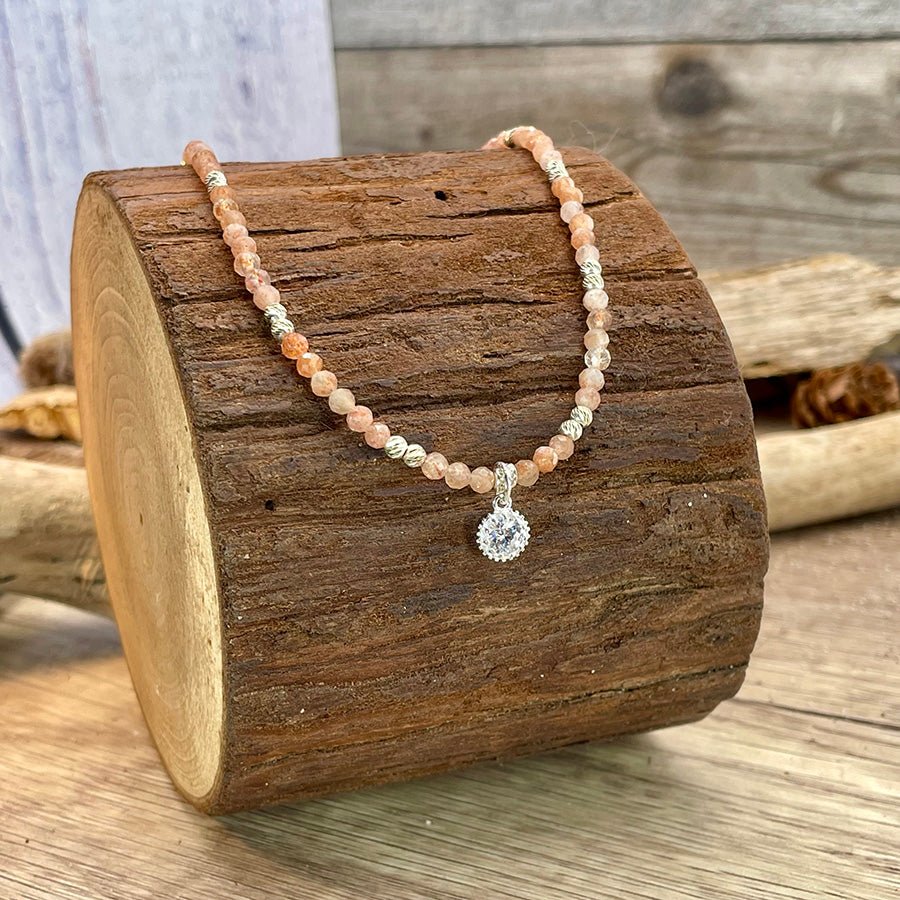 Collier perles femme JUICY & UNSTOPPABLE – perles de pierre de soleil facettées, perles facettées scintillantes & pendentif rond halo zircon façon diamant en argent 925 – bijoux fait main en argent 925 | Pitch & Néo