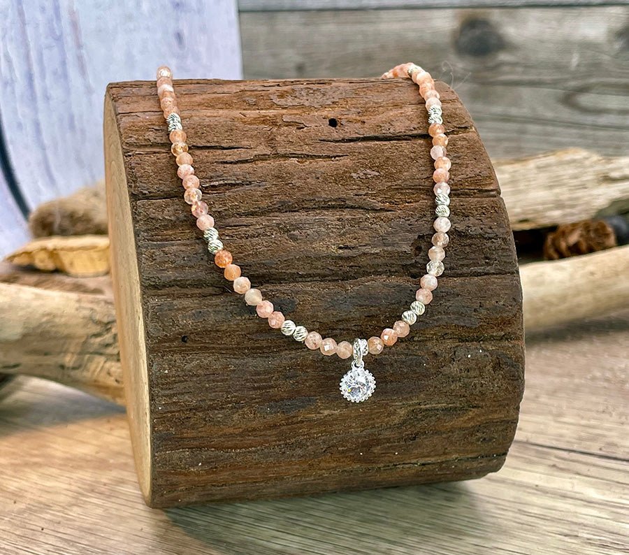 Collier perles femme JUICY & UNSTOPPABLE – perles de pierre de soleil facettées, perles facettées scintillantes & pendentif rond halo zircon façon diamant en argent 925 – bijoux fait main en argent 925 | Pitch & Néo