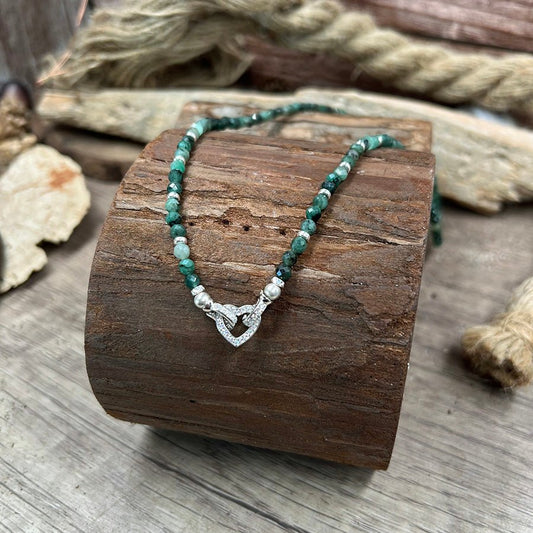 Collier perles femme JUST A LIL’ LUSH – dégradé de perles d’émeraude, fermoir cœur serti de zircon, argent 925 – bijoux fait main en argent 925 | Pitch & Néo