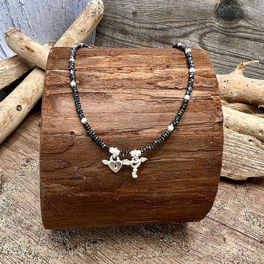 Collier perles femme KEEP OUT, DARLING, I'M BUSY – perles d’hématite facettées, pendentifs cœur cadenas & clé ailée en argent 925 – bijoux fait main en argent 925 | Pitch & Néo