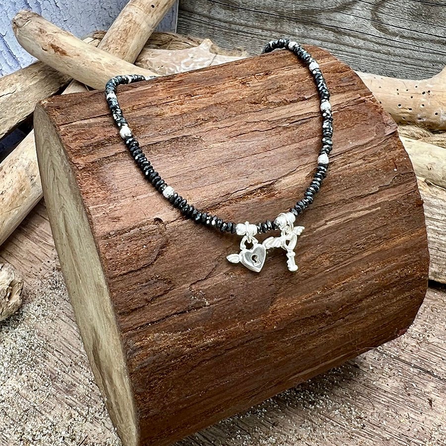 Collier perles femme KEEP OUT, DARLING, I'M BUSY – perles d’hématite facettées, pendentifs cœur cadenas & clé ailée en argent 925 – bijoux fait main en argent 925 | Pitch & Néo