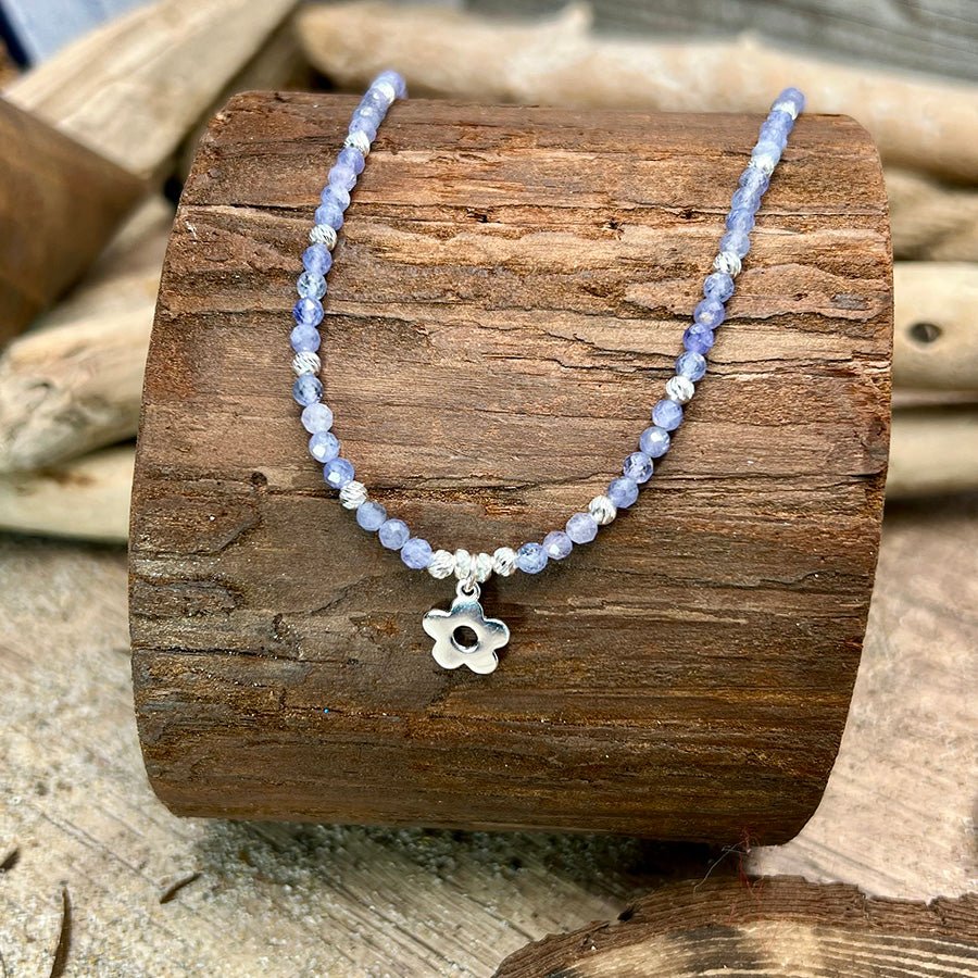 Collier perles femme LICK MY PETALS – perles de tanzanite facettées & pendentif fleur poli miroir et argent 925 – bijoux fait main en argent 925 | Pitch & Néo