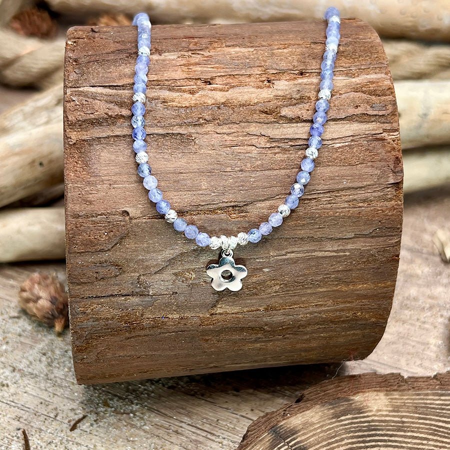Collier perles femme LICK MY PETALS – perles de tanzanite facettées & pendentif fleur poli miroir et argent 925 – bijoux fait main en argent 925 | Pitch & Néo