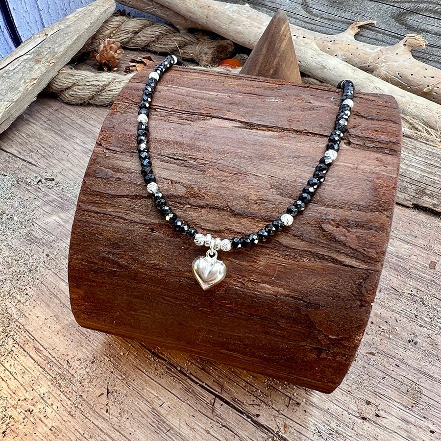 Collier perles femme LIQUORICE & LIES – perles de spinelle noir, & pendentif cœur bombé miroir en argent 925 – bijoux fait main en argent 925 | Pitch & Néo