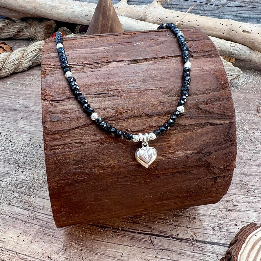 Collier perles femme LIQUORICE & LIES – perles de spinelle noir, & pendentif cœur bombé miroir en argent 925 – bijoux fait main en argent 925 | Pitch & Néo