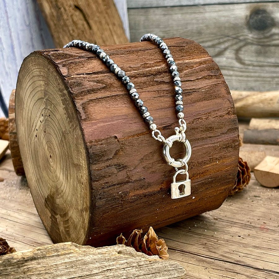 Collier perles femme LOCKED IN LUST – perles de térahertz facettées, & fermoir bouée et cadenas en argent 925 – bijoux fait main en argent 925 | Pitch & Néo