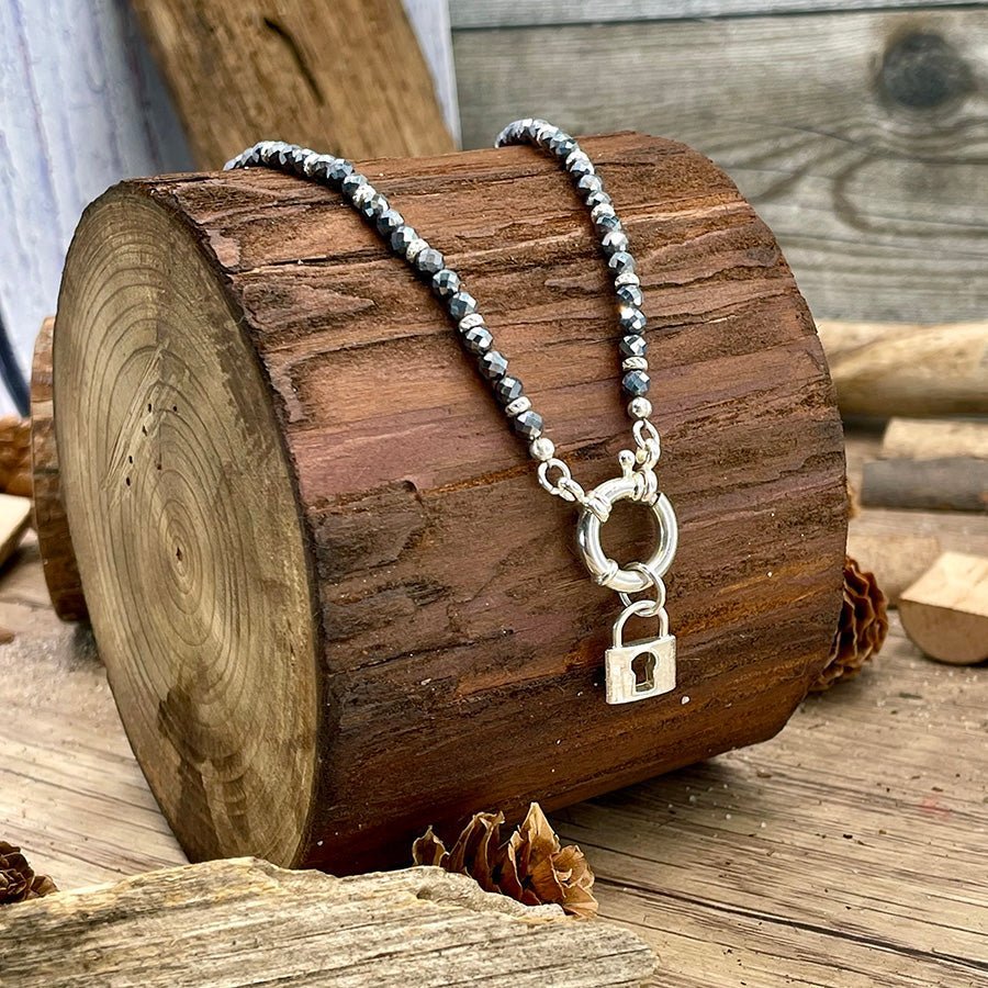 Collier perles femme LOCKED IN LUST – perles de térahertz facettées, & fermoir bouée et cadenas et argent 925 – bijoux fait main en argent 925 | Pitch & Néo