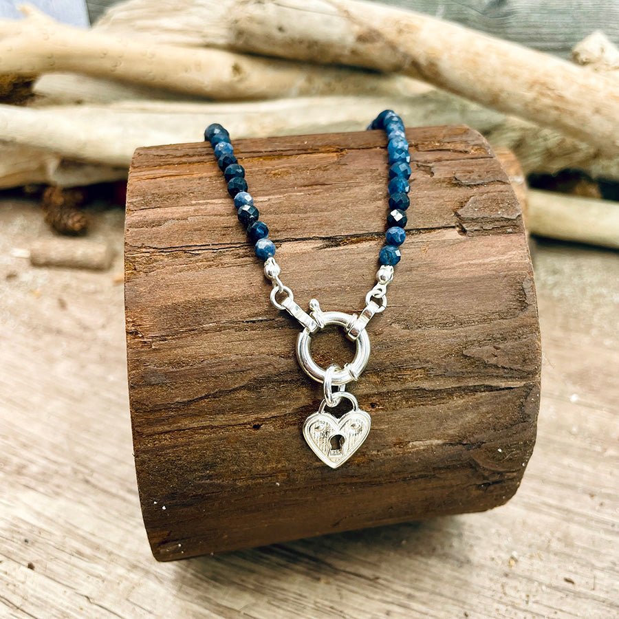 Collier perles femme LOCKED WITH NO KISS – perles de saphir naturel facettées & pendentif cadenas cœur, fermoir bouée et argent 925 – bijoux fait main en argent 925 | Pitch & Néo