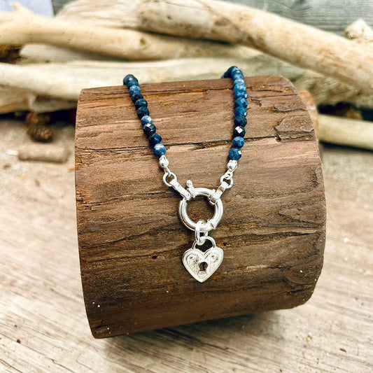 Collier perles femme LOCKED WITH NO KISS – perles de saphir naturel facettées & pendentif cadenas cœur, fermoir bouée et argent 925 – bijoux fait main en argent 925 | Pitch & Néo