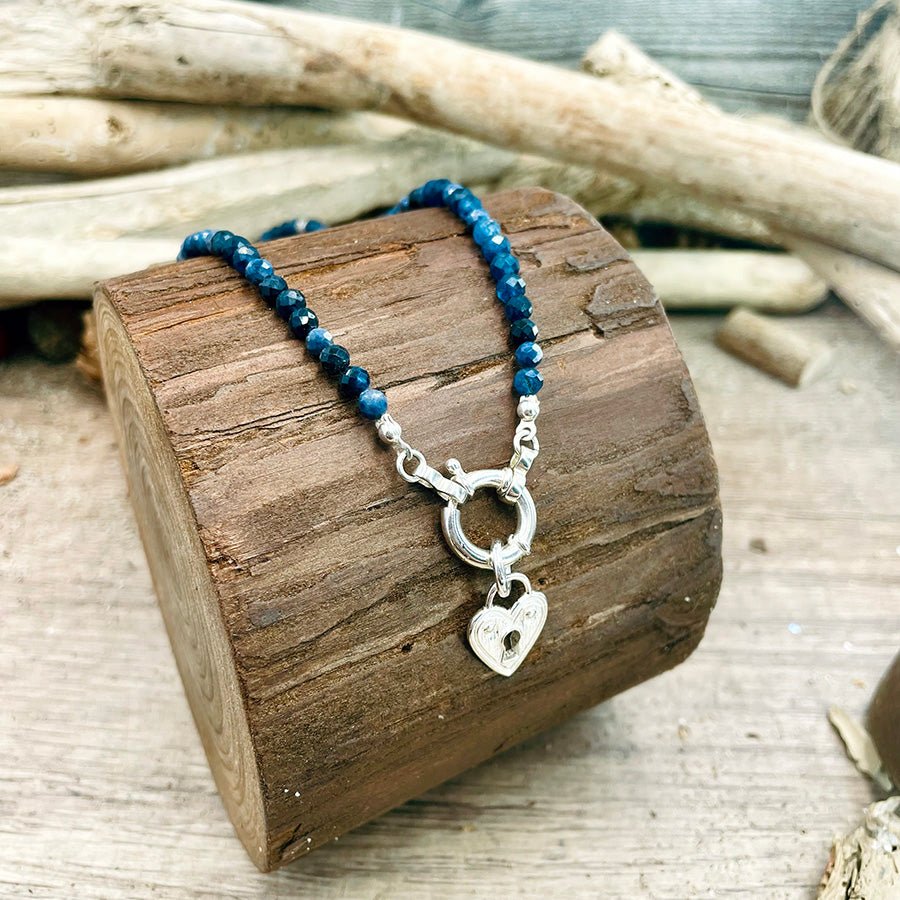 Collier perles femme LOCKED WITH NO KISS – perles de saphir naturel facettées & pendentif cadenas cœur, fermoir bouée et argent 925 – bijoux fait main en argent 925 | Pitch & Néo