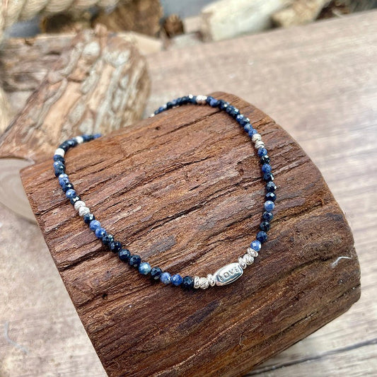 Collier perles femme LOVE SEED – perles de saphir naturel & galet gravé LOVE en argent 925 – bijoux fait main en argent 925 | Pitch & Néo