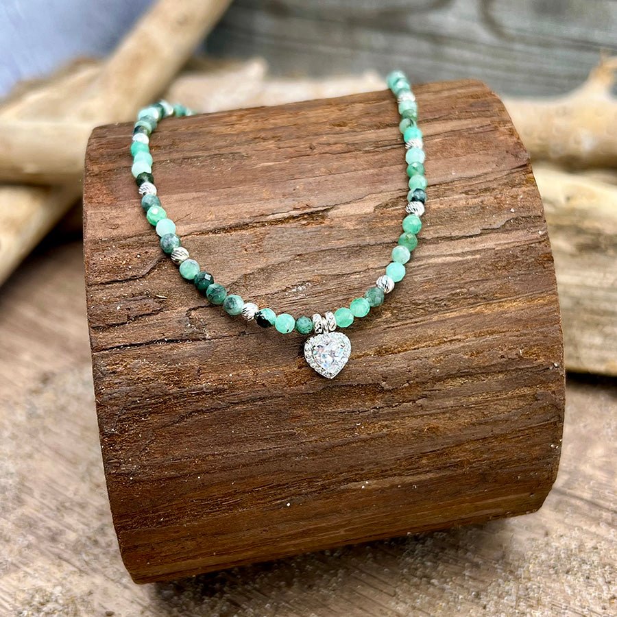 Collier perles femme LUCK ME, LOVE ME – perles d’émeraude facettées & pendentif cœur zircon halo façon diamant et argent 925 – bijoux fait main en argent 925 | Pitch & Néo