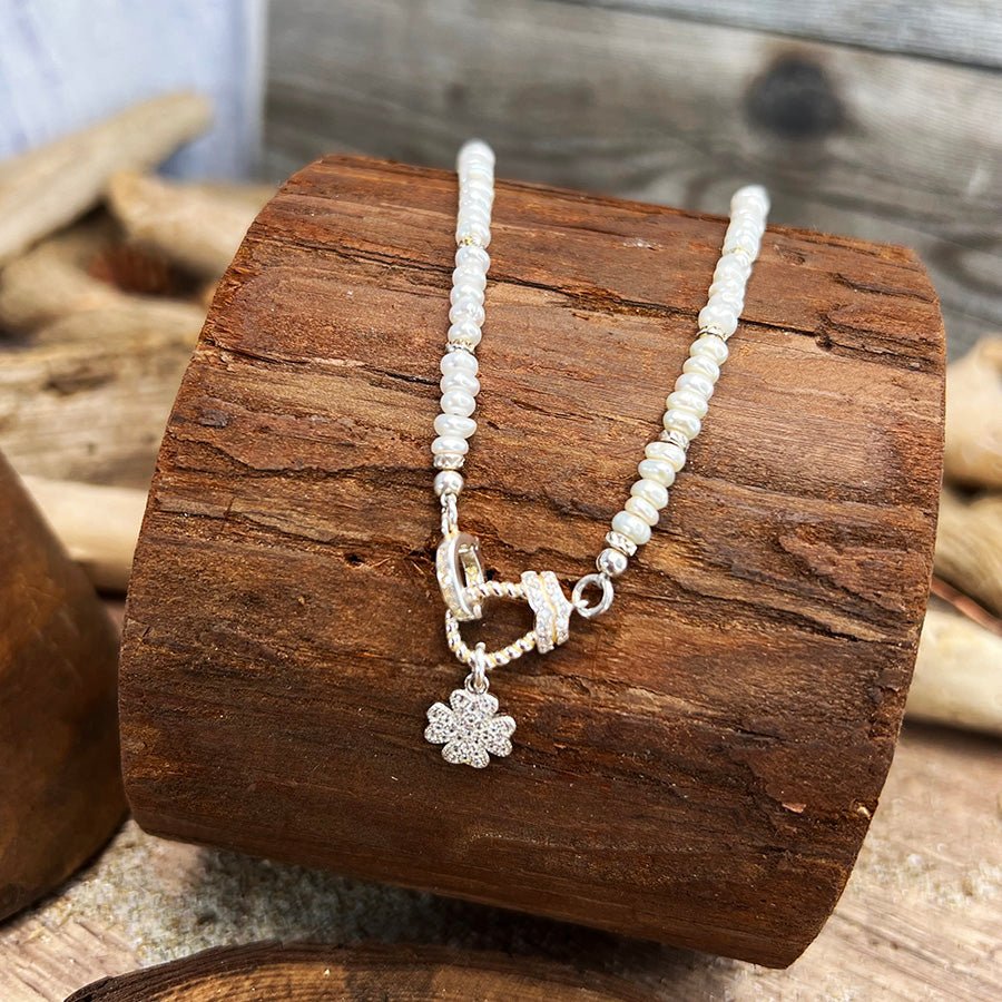 Collier perles femme LUCK ME TENDER, BABE – perles de culture blanches bouton, fermoir bijou & pendentif fleur serti de zircons et argent 925 – bijoux fait main en argent 925 | Pitch & Néo