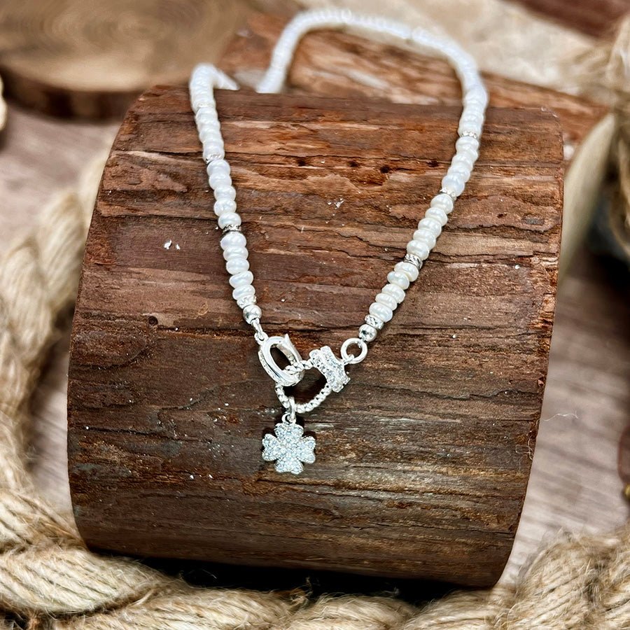 Collier perles femme LUCK ME TENDER, BABE – perles de culture blanches bouton, fermoir bijou & pendentif fleur serti de zircons et argent 925 – bijoux fait main en argent 925 | Pitch & Néo