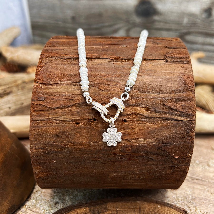 Collier perles femme LUCK ME TENDER, BABE – perles de culture blanches bouton, fermoir bijou & pendentif fleur serti de zircons et argent 925 – bijoux fait main en argent 925 | Pitch & Néo