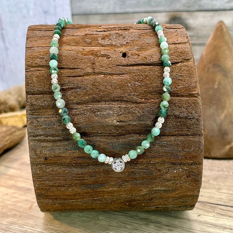 Collier perles femme LUCKING FABULOUS – perles d’émeraude facettées & pendentif zircon façon solitaire en trèfle et argent 925 – bijoux fait main en argent 925 | Pitch & Néo