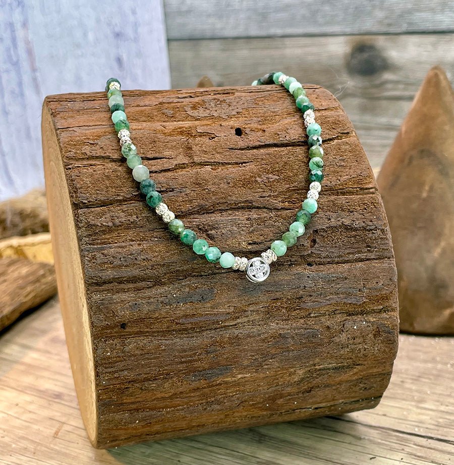 Collier perles femme LUCKING FABULOUS – perles d’émeraude facettées & pendentif zircon façon solitaire en trèfle et argent 925 – bijoux fait main en argent 925 | Pitch & Néo