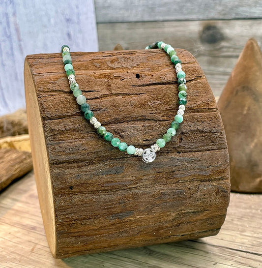 Collier perles femme LUCKING FABULOUS – perles d’émeraude facettées & pendentif zircon façon solitaire en trèfle et argent 925 – bijoux fait main en argent 925 | Pitch & Néo