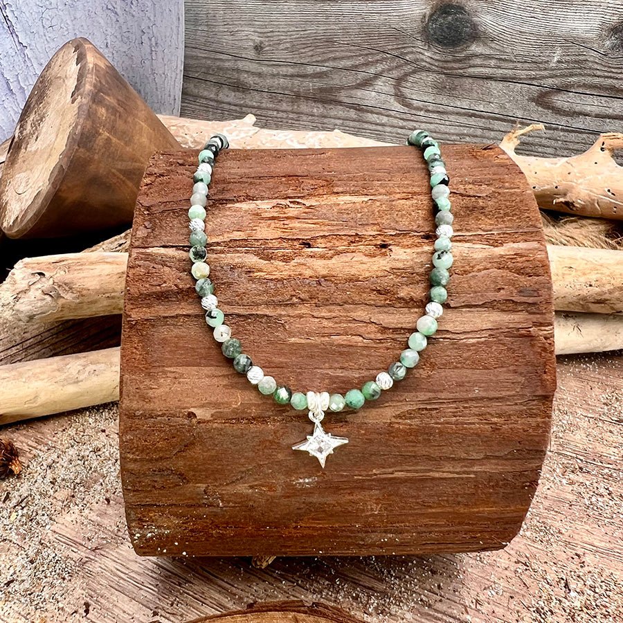 Collier perles femme LUST NORTH – perles d’émeraude facettées & pendentif étoile polaire serti d’un zircon losange et argent 925 – bijoux fait main en argent 925 | Pitch & Néo