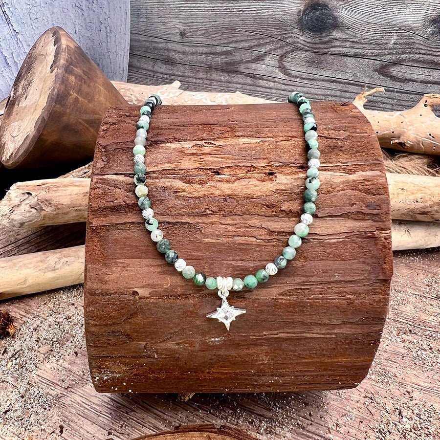 Collier perles femme LUST NORTH – perles d’émeraude facettées & pendentif étoile polaire serti d’un zircon losange et argent 925 – bijoux fait main en argent 925 | Pitch & Néo