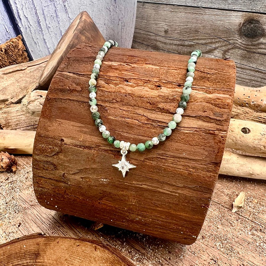 Collier perles femme LUST NORTH – perles d’émeraude facettées & pendentif étoile polaire serti d’un zircon losange et argent 925 – bijoux fait main en argent 925 | Pitch & Néo