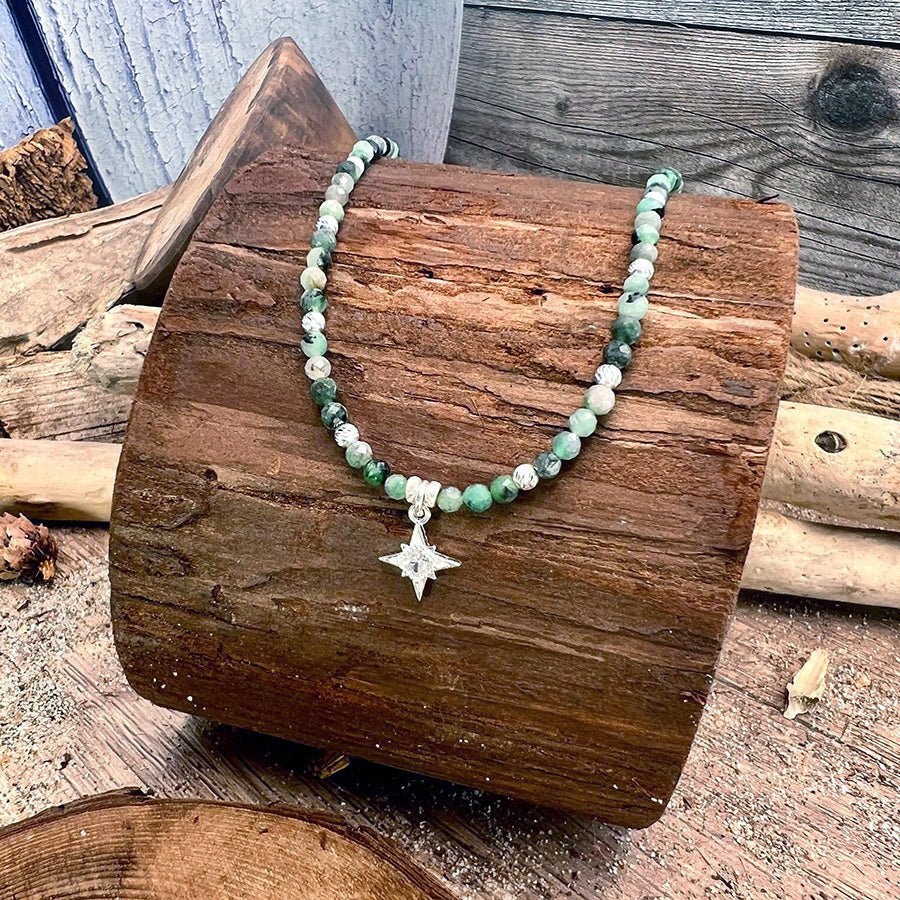 Collier perles femme LUST NORTH – perles d’émeraude facettées & pendentif étoile polaire serti d’un zircon losange et argent 925 – bijoux fait main en argent 925 | Pitch & Néo