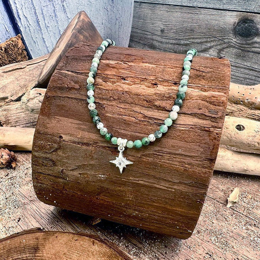 Collier perles femme LUST NORTH – perles d’émeraude facettées & pendentif étoile polaire serti d’un zircon losange et argent 925 – bijoux fait main en argent 925 | Pitch & Néo