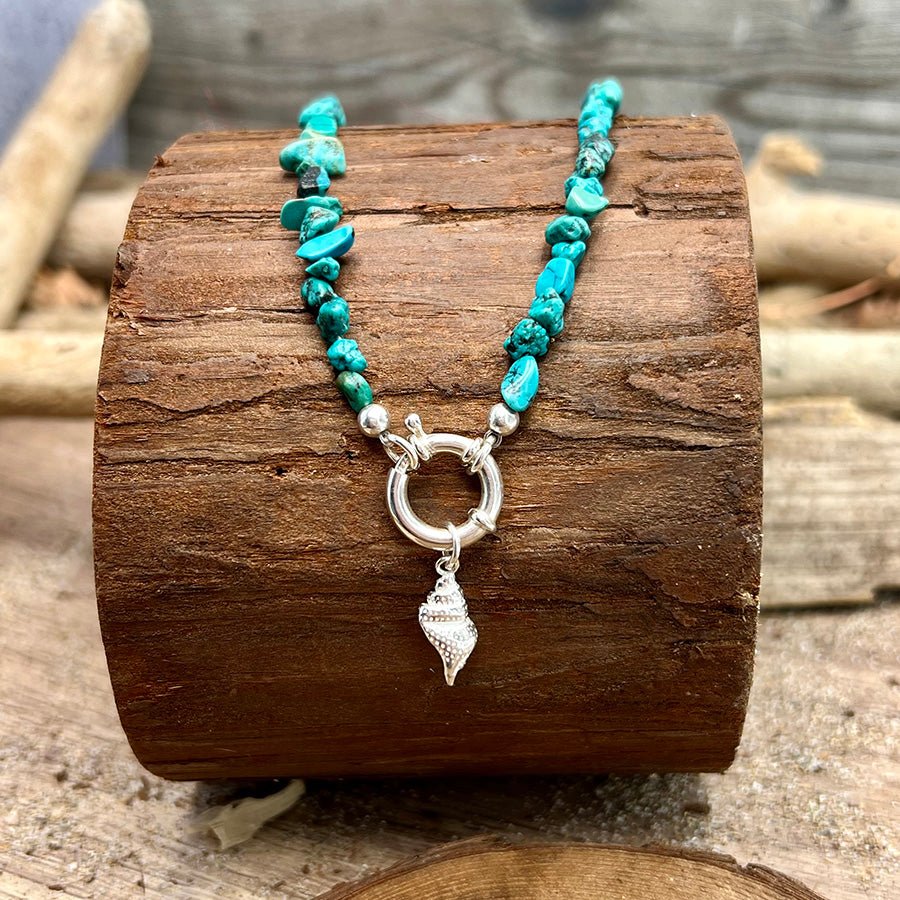 Collier perles femme MARINA QUEEN – perles chips de turquoise du Nevada véritable & pendentif coquillage, fermoir bouée oversize et argent 925 – bijoux fait main en argent 925 | Pitch & Néo