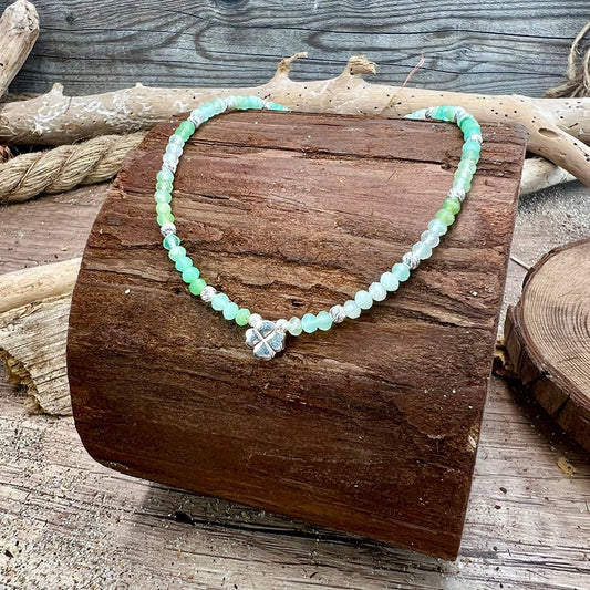 Collier perles femme MINT TO SEDUCE – perles de chrysoprase facettées, & pendentif trèfle en argent 925 – bijoux fait main en argent 925 | Pitch & Néo