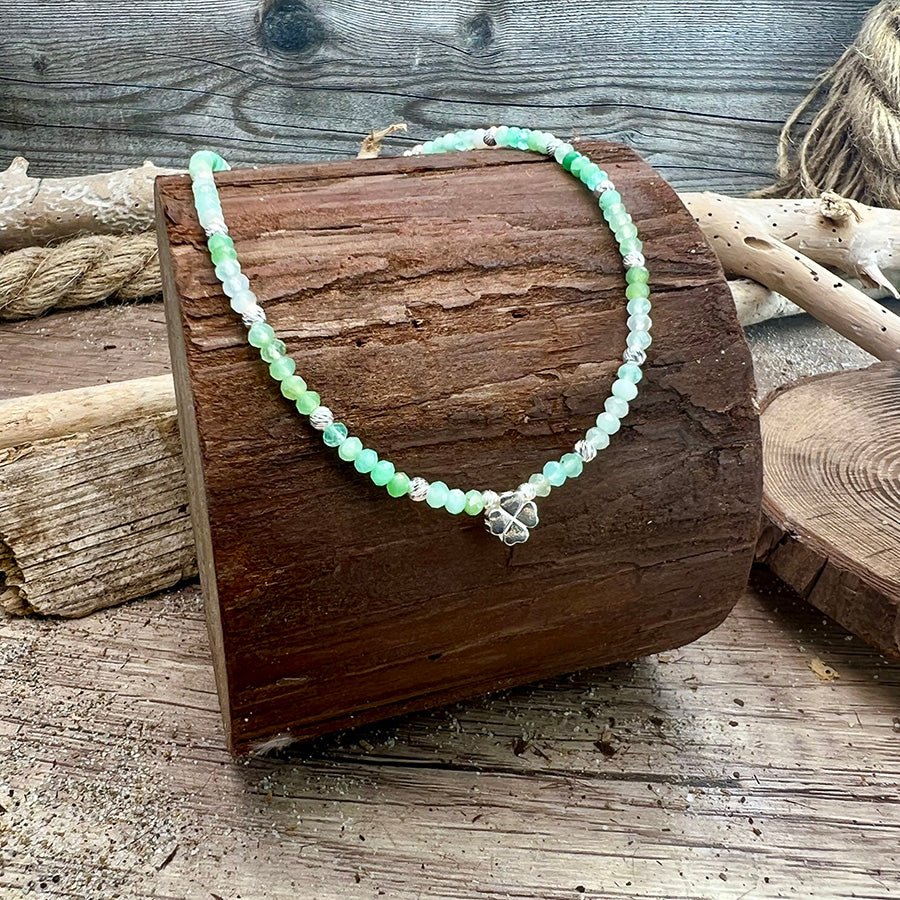 Collier perles femme MINT TO SEDUCE – perles de chrysoprase facettées, & pendentif trèfle en argent 925 – bijoux fait main en argent 925 | Pitch & Néo