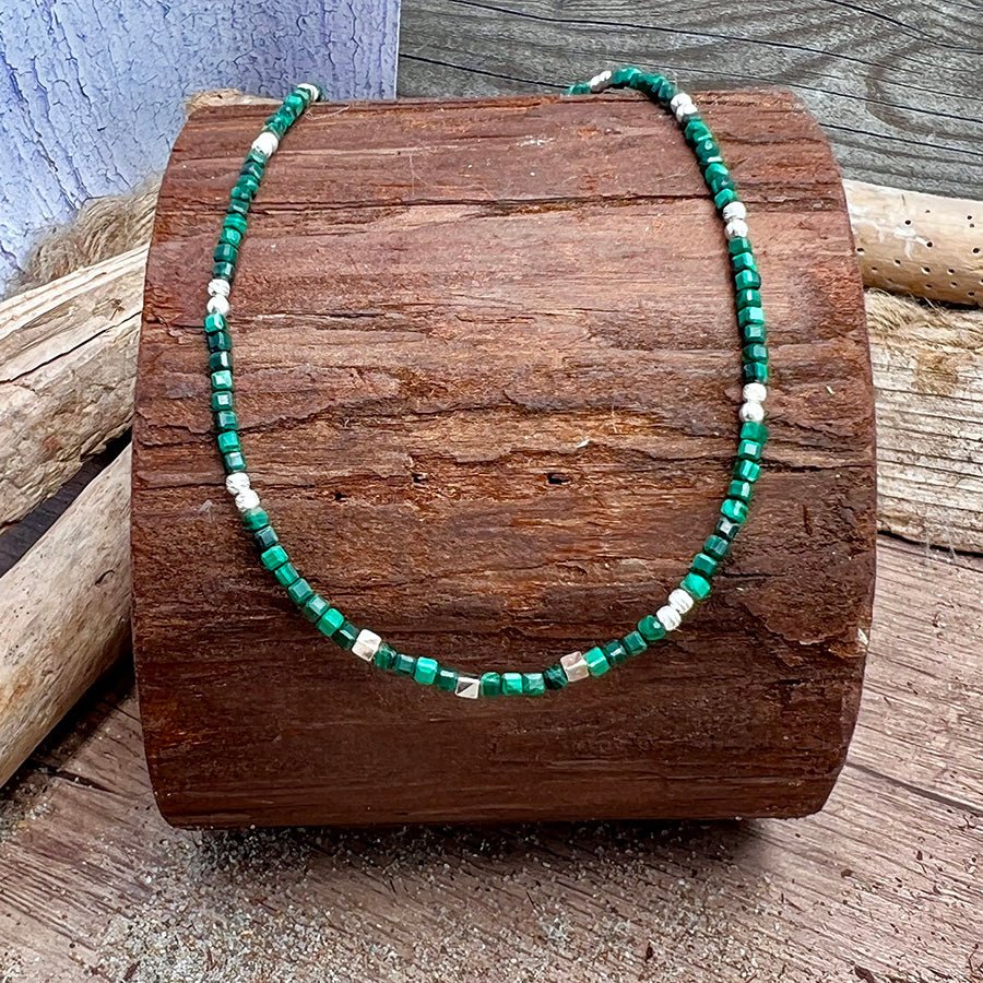 Collier perles femme NAMASTE & SLAP – perles carrées en pierre fine de malachite & perles carrées facettées en argent 925 – bijoux fait main en argent 925 | Pitch & Néo