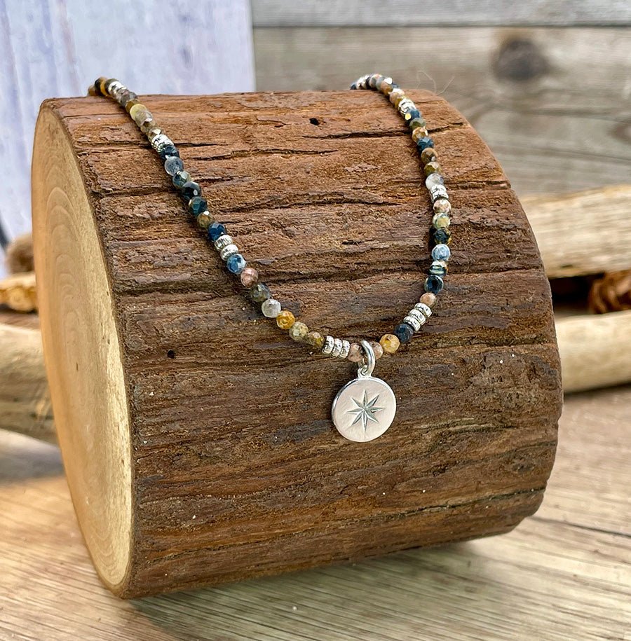 Collier perles femme NO COMPASS, NO RULES – perles de piétersite facettées & pendentif médaille rose des vents zircon en argent 925 – bijoux fait main en argent 925 | Pitch & Néo