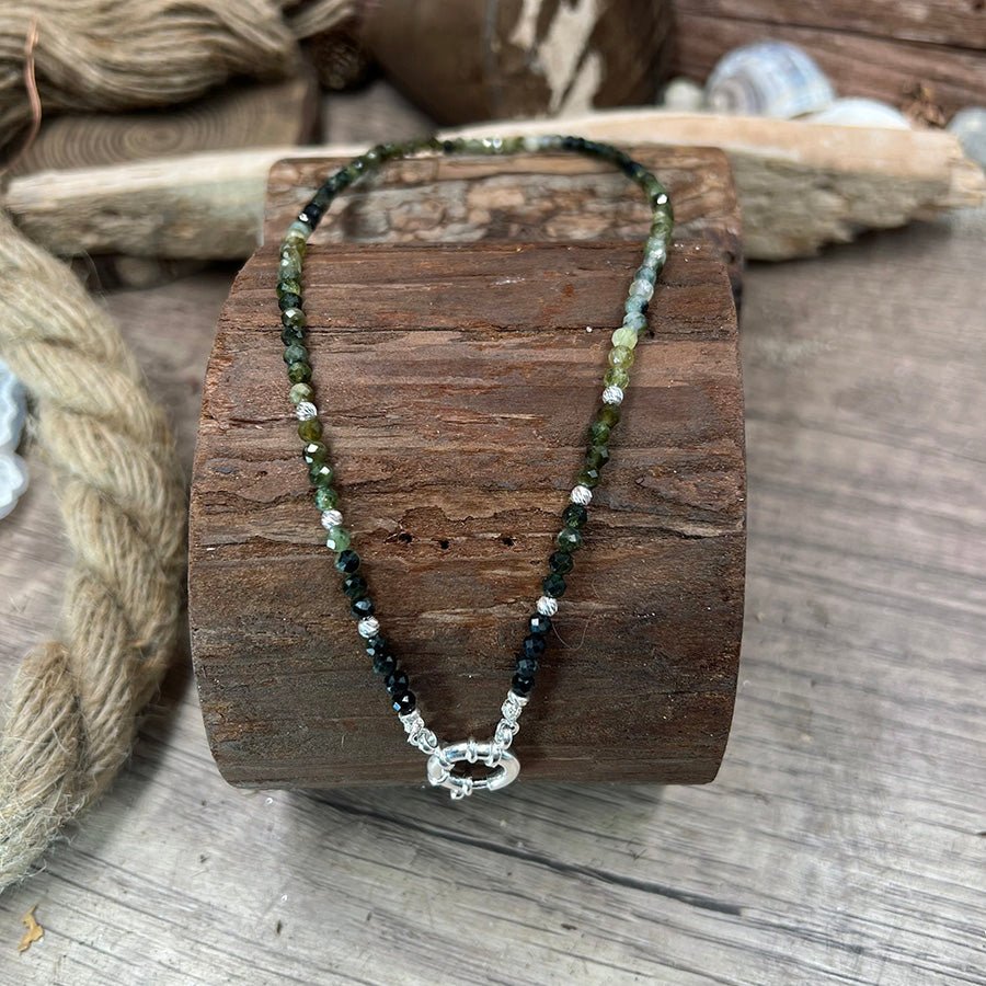 Collier perles femme NOT TODAY, DARLING – perles de tourmaline verte dégradée, fermoir bouée, argent 925 – bijoux fait main en argent 925 | Pitch & Néo