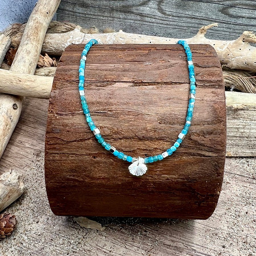 Collier perles femme OCEAN FLIRT – perles carrées en pierre fine d’apatite & pendentif coquillage facetté effet miroir en argent 925 – bijoux fait main en argent 925 | Pitch & Néo