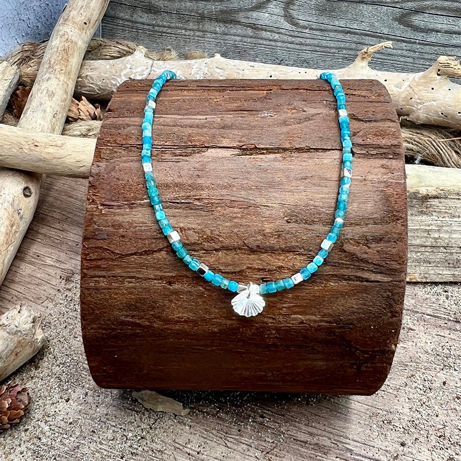 Collier perles femme OCEAN FLIRT – perles carrées en pierre fine d’apatite & pendentif coquillage facetté effet miroir en argent 925 – bijoux fait main en argent 925 | Pitch & Néo