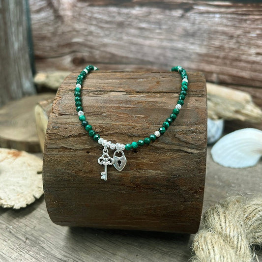 Collier perles femme OPEN IT IF YOU DARE – perles en pierre fine de malachite & pendentifs clé et cadenas cœur en argent 925 – bijoux fait main en argent 925 | Pitch & Néo