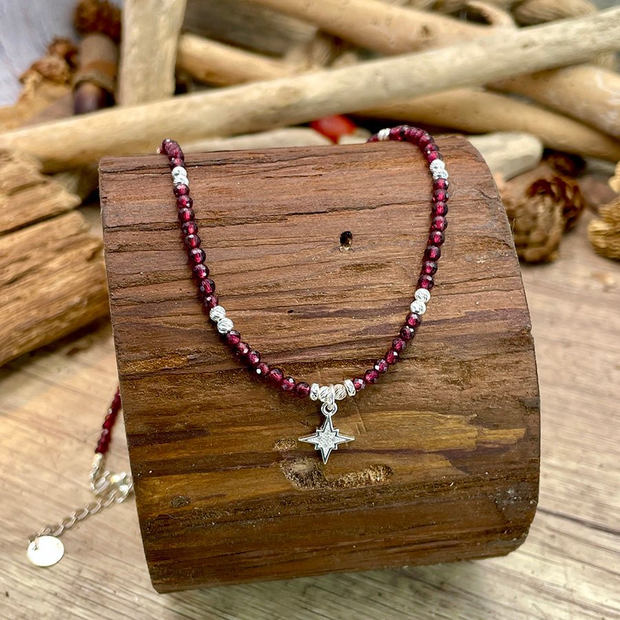 Collier perles femme RED FLAG BABE – perles en pierre fine de grenat, perles diamantées & pendentif étoile du Nord pavée de zircons en argent 925 – bijoux fait main en argent 925 | Pitch & Néo