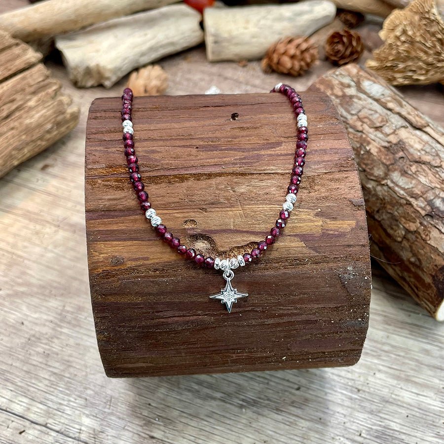 Collier perles femme RED FLAG BABE – perles en pierre fine de grenat, perles diamantées & pendentif étoile du Nord pavée de zircons en argent 925 – bijoux fait main en argent 925 | Pitch & Néo