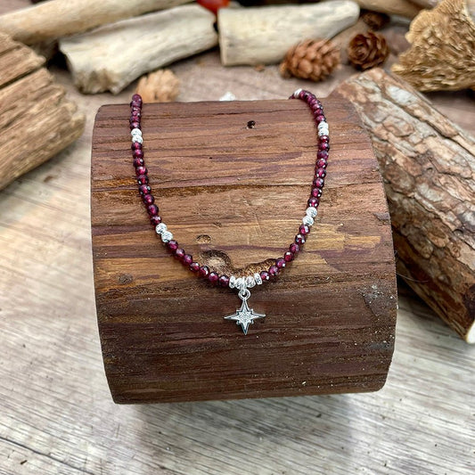 Collier perles femme RED FLAG BABE – perles en pierre fine de grenat, perles diamantées & pendentif étoile du Nord pavée de zircons en argent 925 – bijoux fait main en argent 925 | Pitch & Néo