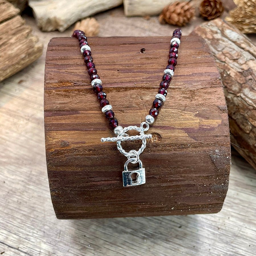 Collier perles femme ROUGE SECRET – perles de grenat facetté, & fermoir toggle torsadé et cadenas en argent 925 – bijoux fait main en argent 925 | Pitch & Néo