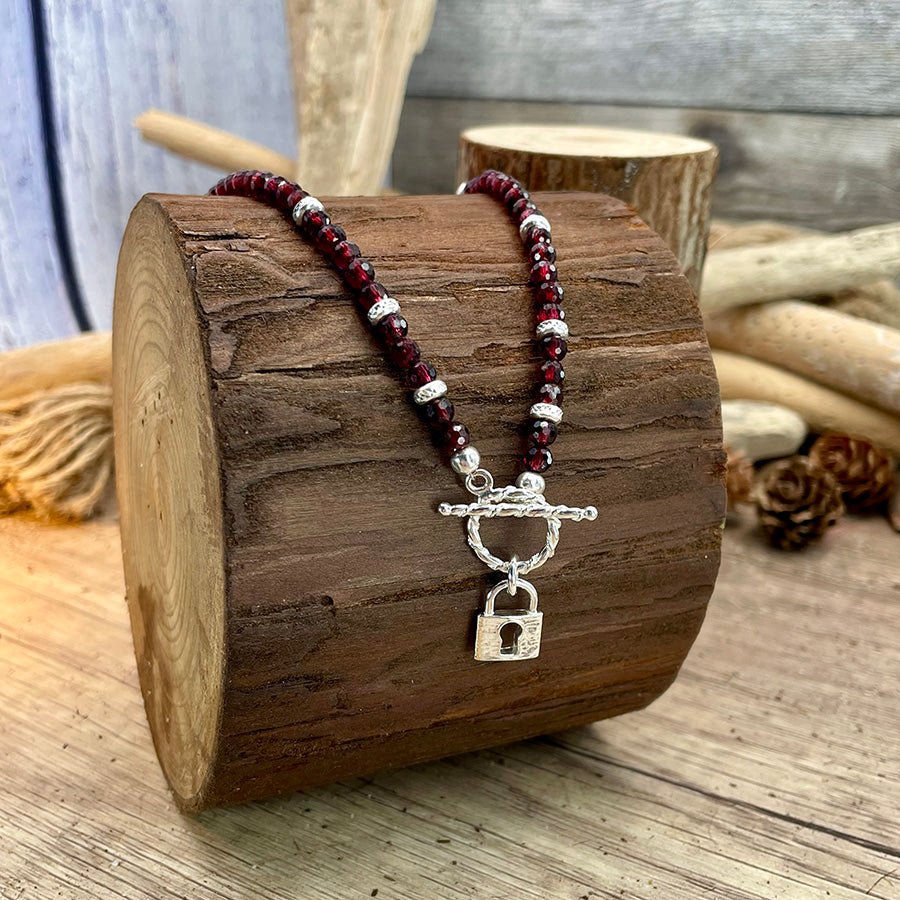 Collier perles femme ROUGE SECRET – perles de grenat facetté, & fermoir toggle torsadé et cadenas en argent 925 – bijoux fait main en argent 925 | Pitch & Néo