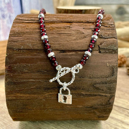 Collier perles femme ROUGE SECRET – perles de grenat facetté, & fermoir toggle torsadé et cadenas en argent 925 – bijoux fait main en argent 925 | Pitch & Néo
