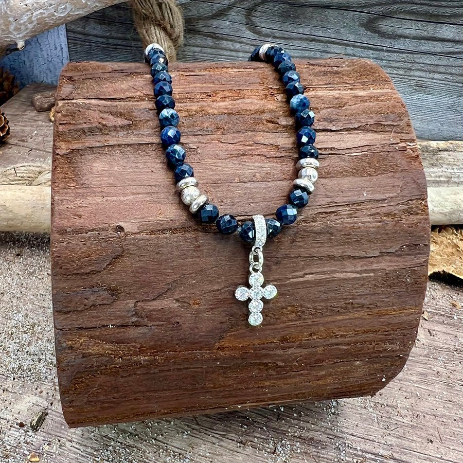 Collier perles femme SAINT OOPS – perles de saphir naturelles & pendentif croix zircons et argent 925 – bijoux fait main en argent 925 | Pitch & Néo