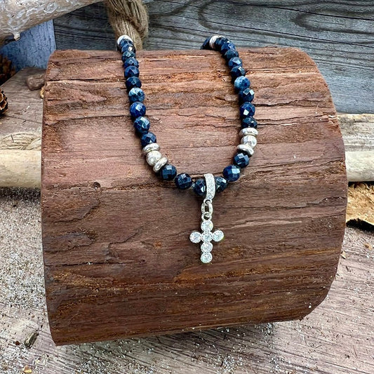 Collier perles femme SAINT OOPS – perles de saphir naturelles & pendentif croix zircons et argent 925 – bijoux fait main en argent 925 | Pitch & Néo