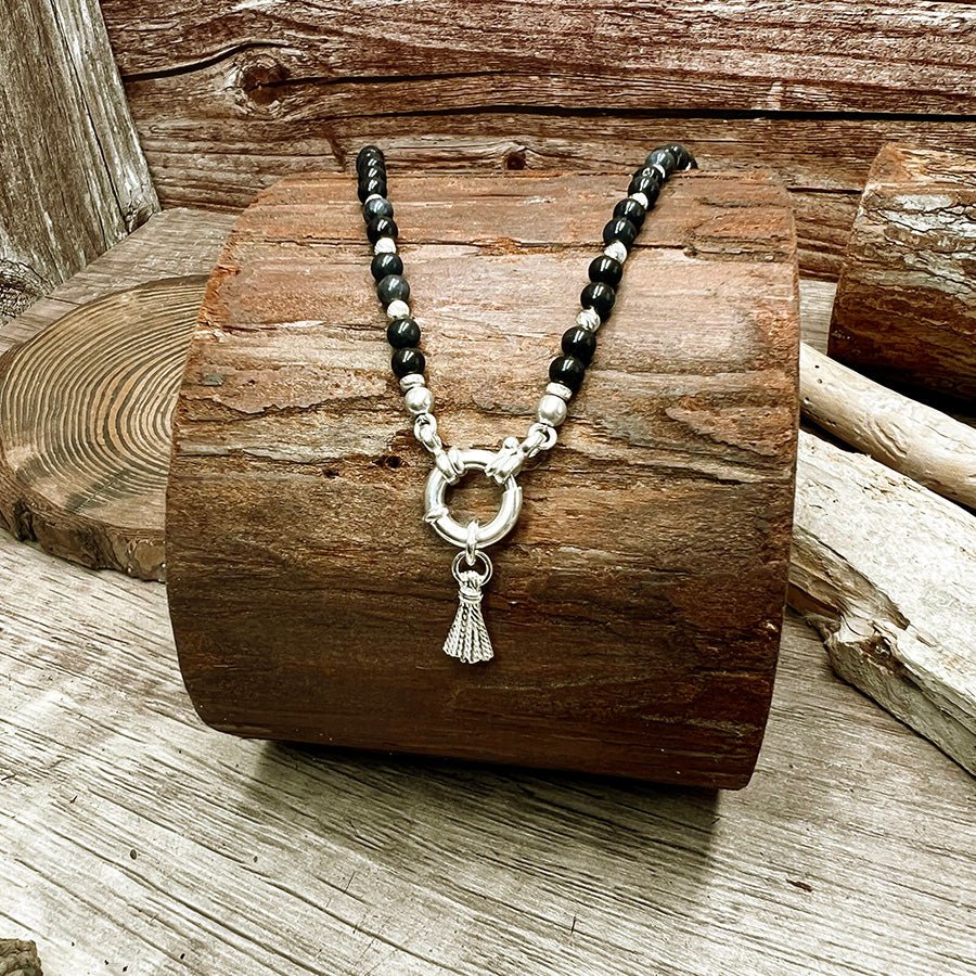 Collier perles femme SAPPHIRE NEVER LIES – perles de saphir naturel, pendentif pompon et fermoir bouée en argent 925 – bijoux fait main en argent 925 | Pitch & Néo