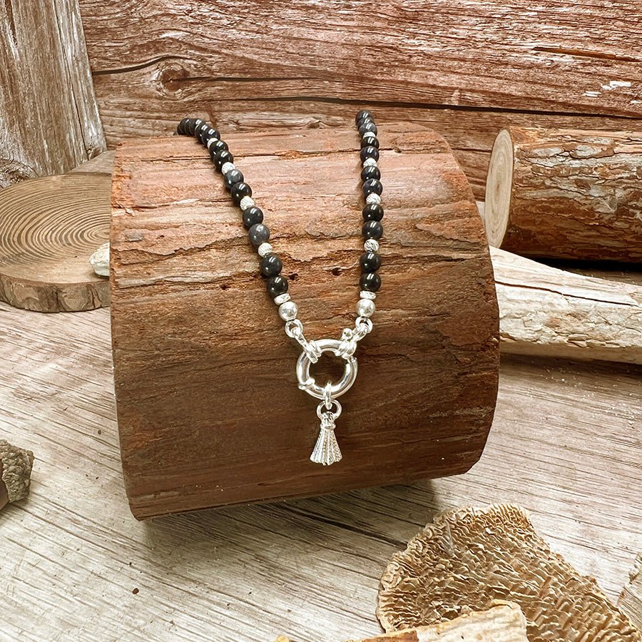 Collier perles femme SAPPHIRE NEVER LIES – perles de saphir naturel, pendentif pompon et fermoir bouée en argent 925 – bijoux fait main en argent 925 | Pitch & Néo